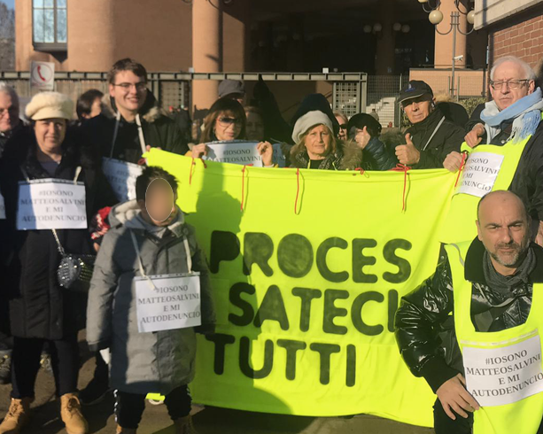 “Processateci tutti, noi siamo Matteo Salvini”: a Torino sit-in di solidarietà al leader leghista
