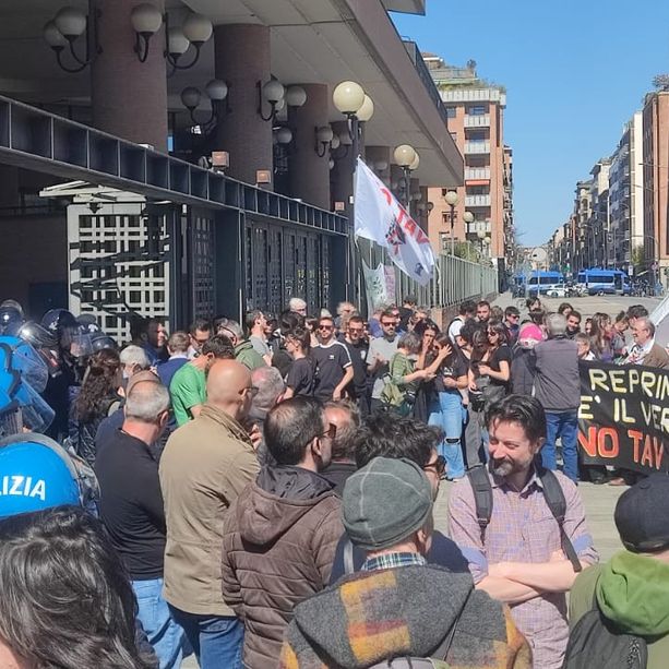 Processo Askatasuna, cade l'accusa di associazione a delinquere. E all'esterno esplode la festa [VIDEO]