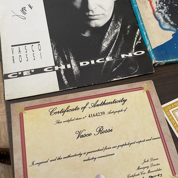 Vendeva online l'anello del Papa, i calzoncini di Rocky e i dischi autografati dei Beatles: tutti falsi. Un torinese nei guai