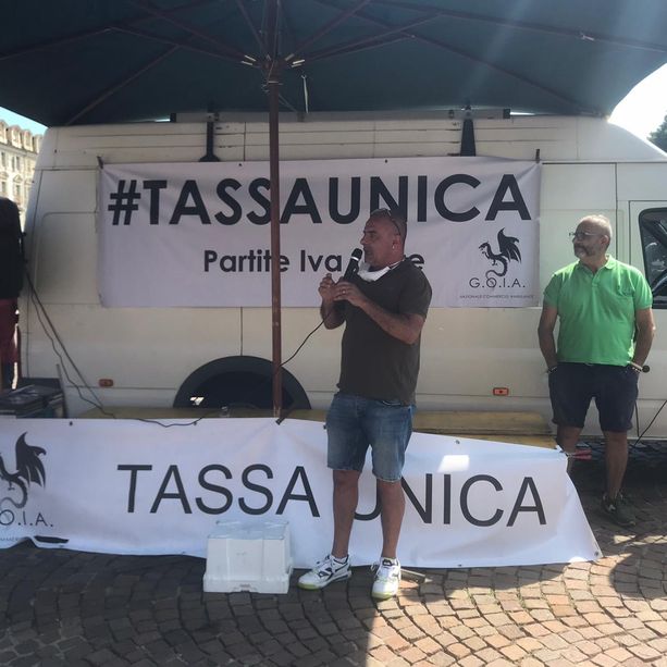 Gli ambulanti in piazza Torino: “Tassa unica e due anni bianchi, o per noi sarà un bagno di sangue” (VIDEO)