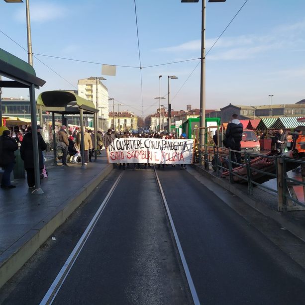 Sgombero corso Giulio Cesare 45, manifestazione a Porta Palazzo: bloccata piazza della Repubblica