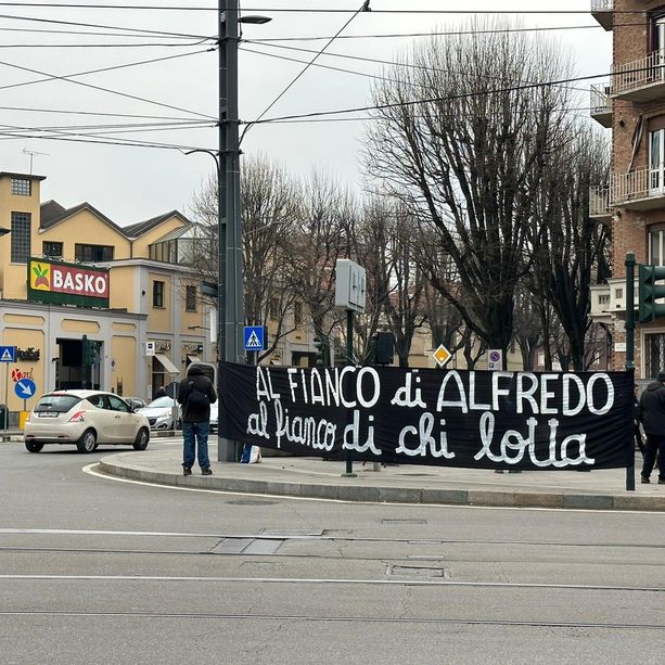 Gli anarchici manifestano fuori dalla Direzione Investigativa Antimafia di Torino: “Alfredo libero”
