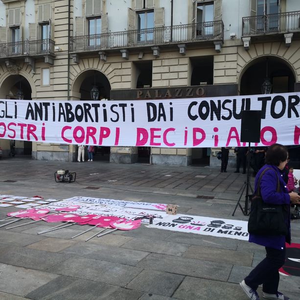In 500 in piazza Castello per l'aborto libero: &quot;Meloni ti cacceremo fuori dalla storia&quot; [FOTO e VIDEO]