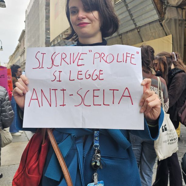 Aborto, le attiviste davanti a Palazzo Lascaris lanciano la raccolta firme: &quot;'Chiudete la Stanza dell'Ascolto&quot;