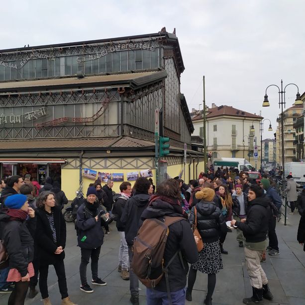 A Porta Palazzo va in scena con pentole e padelle la protesta anti Combo