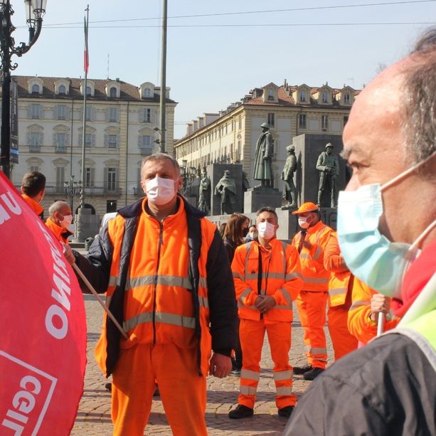 A Torino sfila la rabbia dei cantonieri: &quot;Telefono alla guida e velocità, abbiamo paura di lavorare&quot; [FOTO e VIDEO]