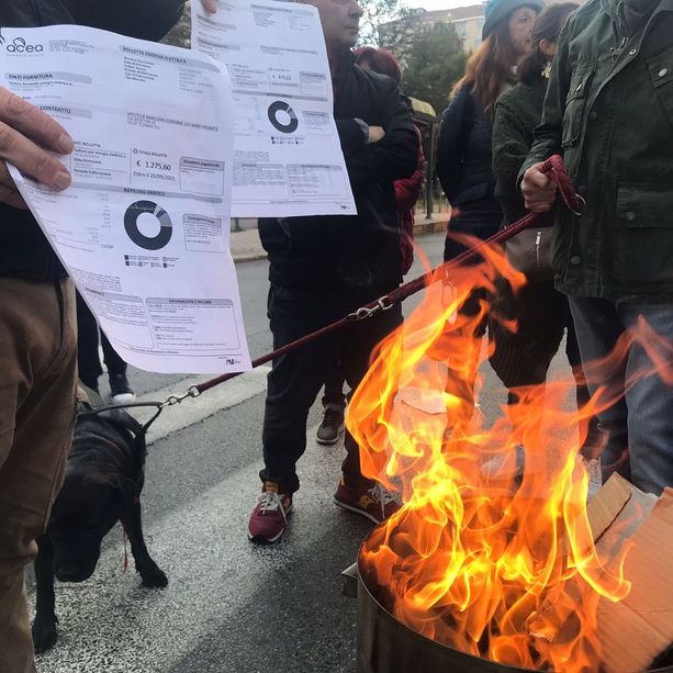 Commercianti disperati a Torino, bollette bruciate in strada: “Volete un esercito di disoccupati?” [FOTO e VIDEO]