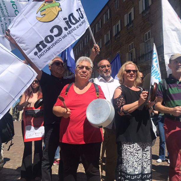 Pentole vuote, la protesta a Torino: &quot;Rincari fuori controllo, le famiglie non hanno da mangiare&quot; [FOTO e VIDEO]