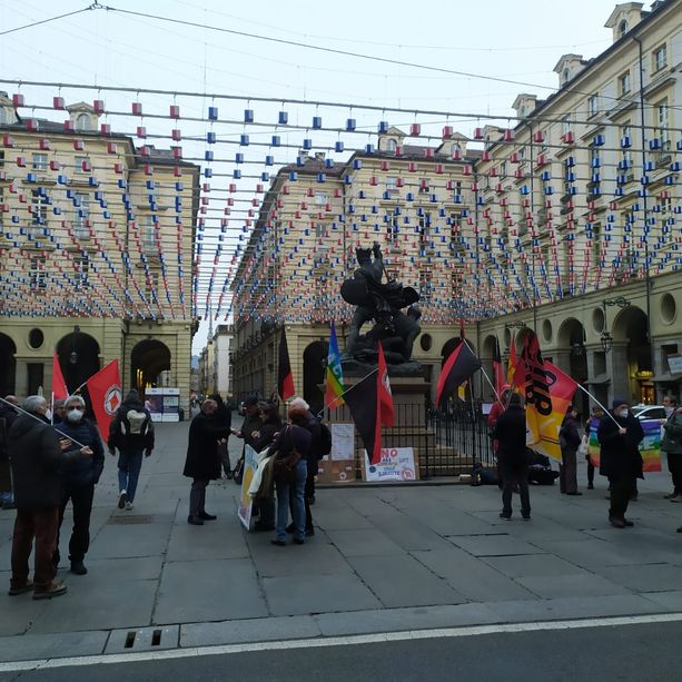 Sindacati di base, Rifondazione Comunista e anarchici in piazza a Torino contro il carovita
