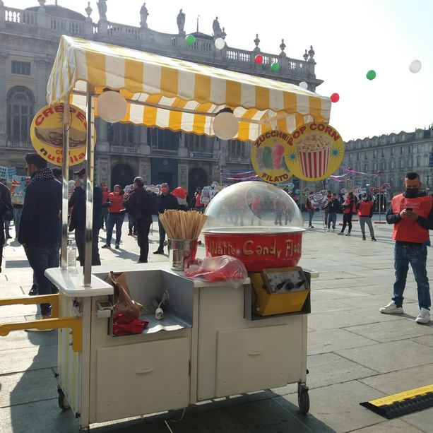 &quot;Riportiamo il sorriso ai bambini&quot;: in piazza gira la giostra dei lavoratori del luna park [FOTO e VIDEO]