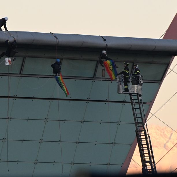 Ancora una protesta dei pacifisti contro Aerospace &amp; Defense Meetings: all'alba si sono calati dal tetto dell'Oval
