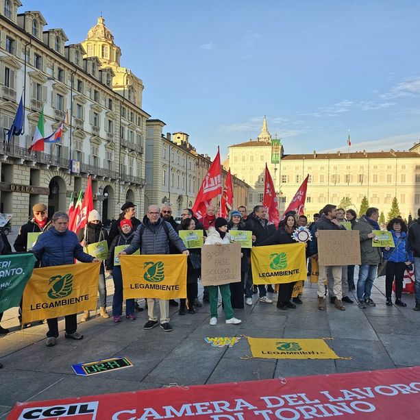 Dai Fridays ai sindacati e Legambiente, Torino in piazza contro la Cop28: &quot;Serve giusta transizione ecologica&quot;  [FOTO]
