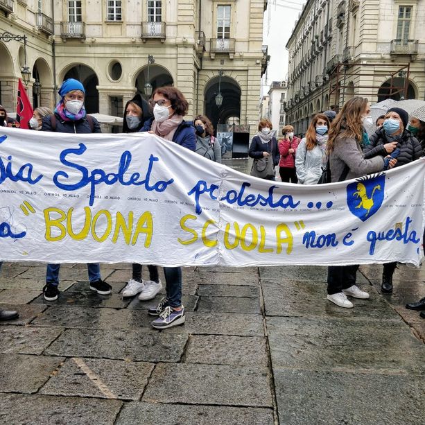 Scuola, insegnanti in piazza a Torino: &quot;Azzolina basta passerelle, non va tutto bene&quot; (FOTO e VIDEO)