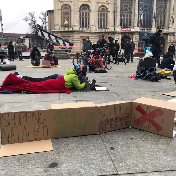 Protesta contro la dad in piazza Castello, chiesto a Cirio il &quot;regalo di Natale&quot; di riaprire le scuole