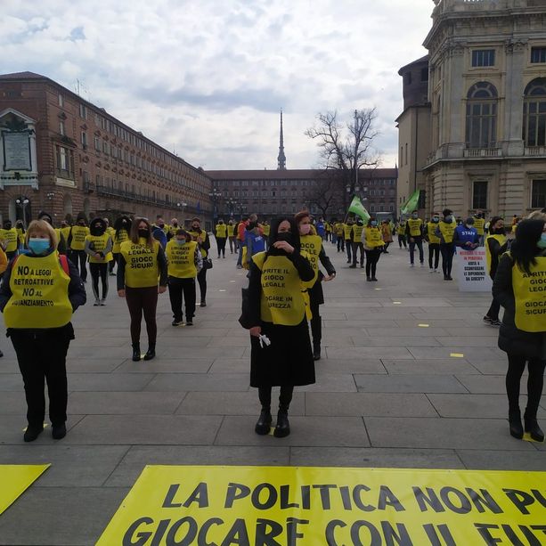 In piazza Castello la rabbia dei lavoratori del gioco legale: &quot;No retroattività distanziometro, fateci lavorare&quot; [FOTO E VIDEO]