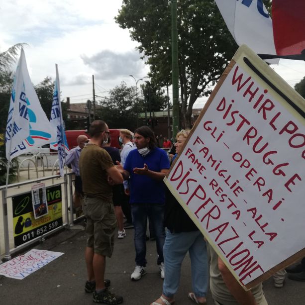 Embraco, la disperazione dei lavoratori di fronte al fallimento: &quot;Non abbiamo più nemmeno la speranza&quot; [VIDEO]