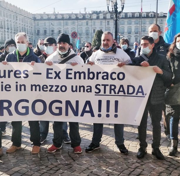 Ex Embraco, centinaia di operai in piazza: “Non crediamo più a nessuno, la fine è vicina” (FOTO e VIDEO)