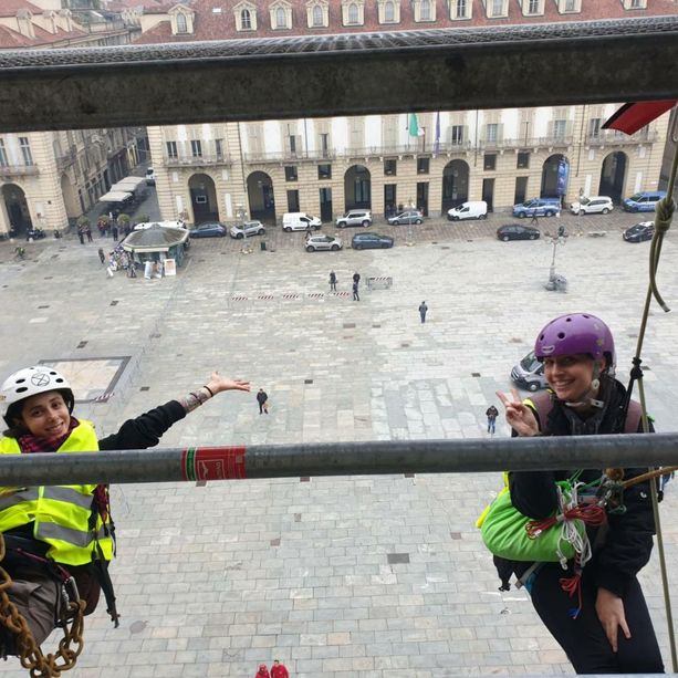 &quot;Onorano guerre, distruggono terre&quot;. Protesta di Extinction Rebellion alla festa delle Forze Armate