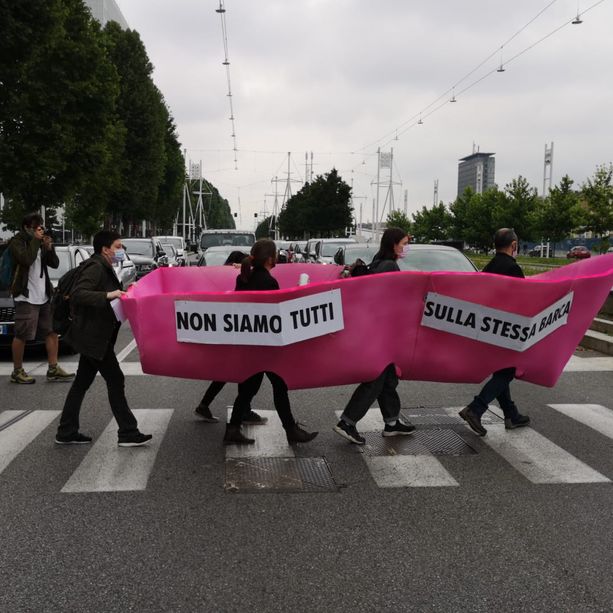 “Non siamo tutti sulla stessa barca”: gli Extinction Rebellion denunciano il sistema finanziario con un flash mob sotto il grattacielo