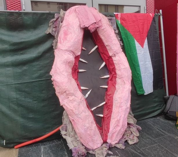 Palazzo Nuovo occupato per l'8 marzo, una vulva con i denti blocca l'ingresso [FOTO]