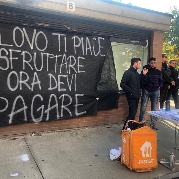“Glovo ti piace sfruttare, ora devi pagare”: picchetto dei rider davanti al Tribunale [FOTO]