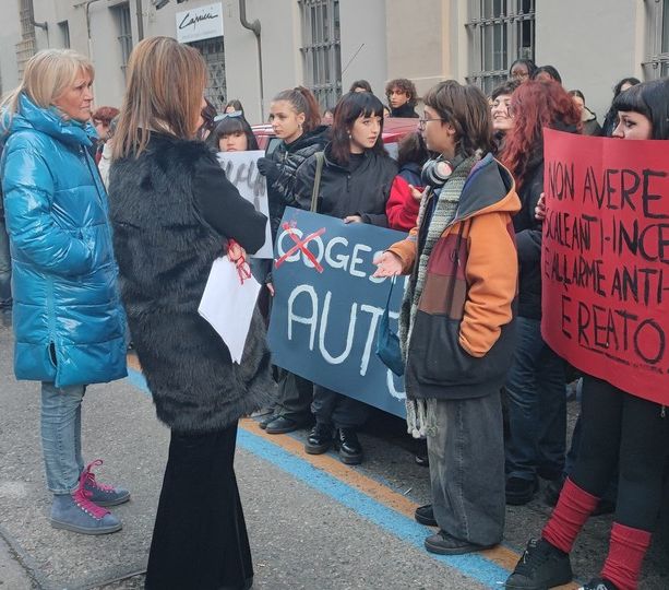 Sicurezza, agibilità, Web: protesta dei ragazzi del liceo Passoni: &quot;Vogliamo parlare con la preside&quot;. Che li incontra [FOTO]