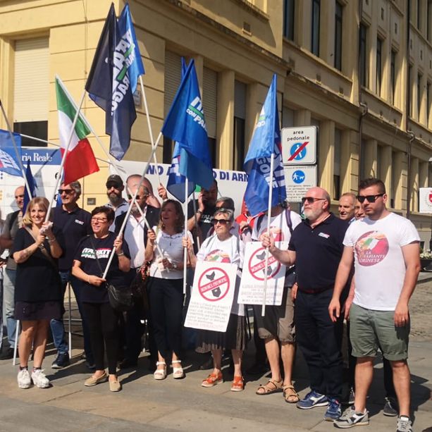 Venaria blindata per i ministri stranieri, protesta in piazza Vittorio: &quot;Soldi a cibo e precari, non per comprare armi&quot; [VIDEO e FOTO]
