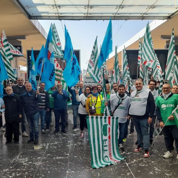 Proteste e fischietti per salutare chi parte: la protesta dei lavoratori Operosa scandisce la mattinata a Porta Nuova