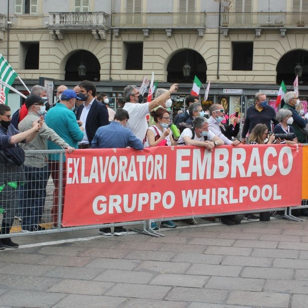 Il dramma ex Embraco fa il giro d’Italia: “Traditi da tutti e voi andate in bicicletta” (FOTO e VIDEO)