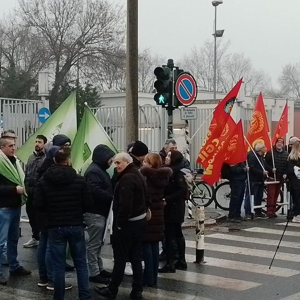 Terzo giorno di proteste a Mirafiori: Fiom e Fismic alla porta 2: &quot;No cassintegrati di professione&quot;. Operai da altre fabbriche