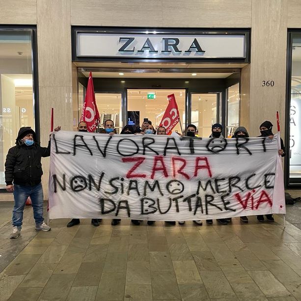 Non si ferma la protesta dei magazzinieri Zara: in via Roma con mogli e figli