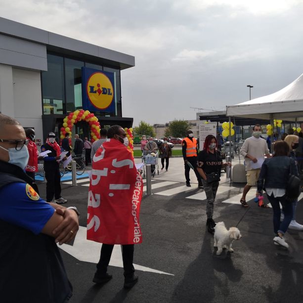 Protesta dei lavoratori dell'accoglienza al Lidl di Beinasco: &quot;Paghe da fame e diritti negati&quot;