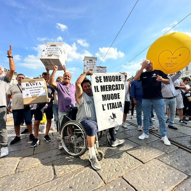 “Se muore il mercato muore l’Italia”: a Torino la rabbia degli ambulanti “traditi dal Governo” [FOTO]