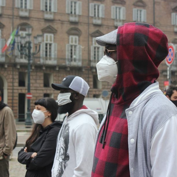 I migranti scendono in piazza: “Il permesso di soggiorno non è un favore, documenti per tutti” [VIDEO e FOTO]