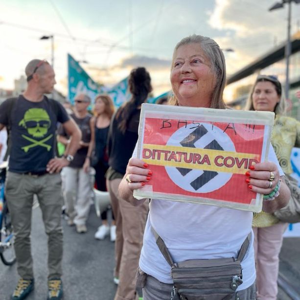 Protesta dei green pass a Torino: manifestanti urlano “libertà, libertà” [FOTO E VIDEO]