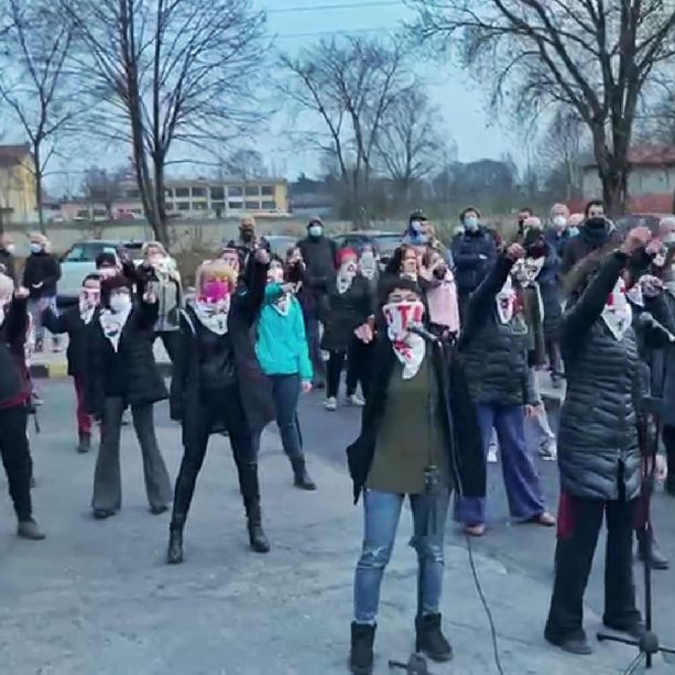 Protesta No Tav davanti al carcere di Torino: flashmob per Dana e le altre detenute (VIDEO)