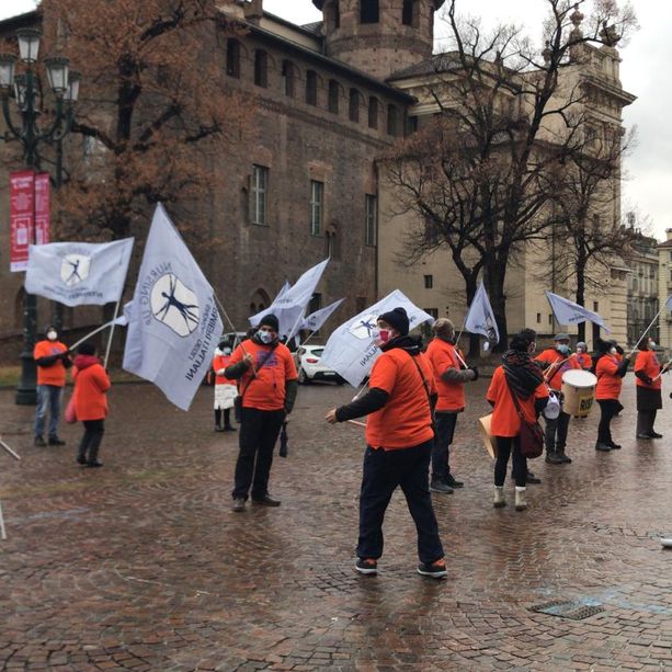A Torino scende in piazza la rabbia degli infermieri: “Siamo i meno pagati d’Europa, ora fuori dal comparto” [VIDEO e FOTO]
