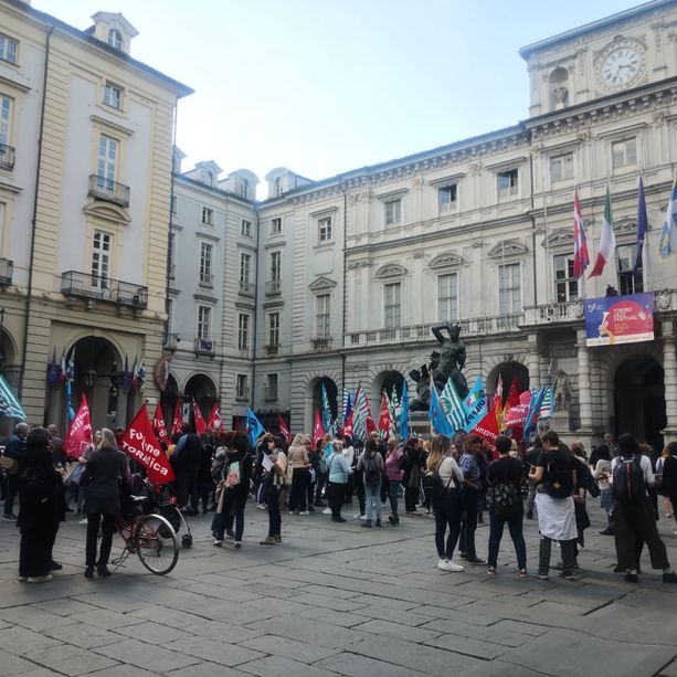 Educatrici, maestri e precari del Comune di Torino in piazza contro Lo Russo: &quot;Peggio del M5S&quot;