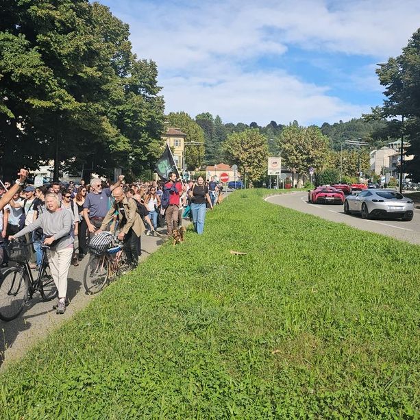 Corteo di protesta per &quot;fermare la devastazione del Meisino&quot;, contestato un gruppo di Ferrari