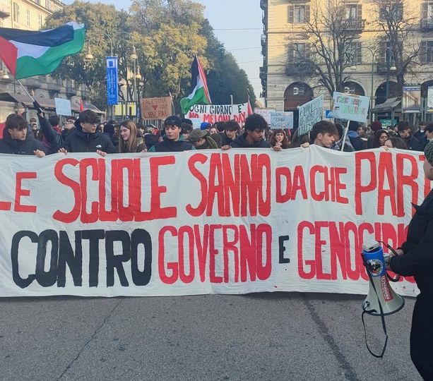Corteo degli studenti pro Pal, in centinaia in partenza da piazza XVII Dicembre