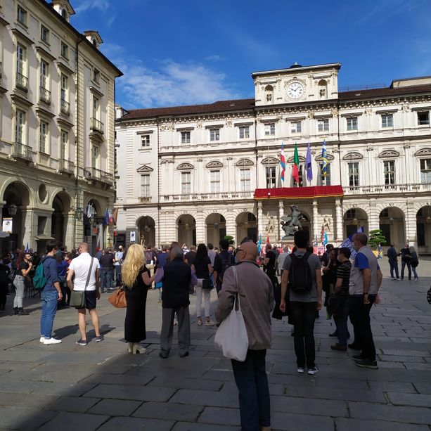 L'orgoglio del Regio sfila davanti al Comune di Torino: i lavoratori del Teatro in piazza [FOTO]