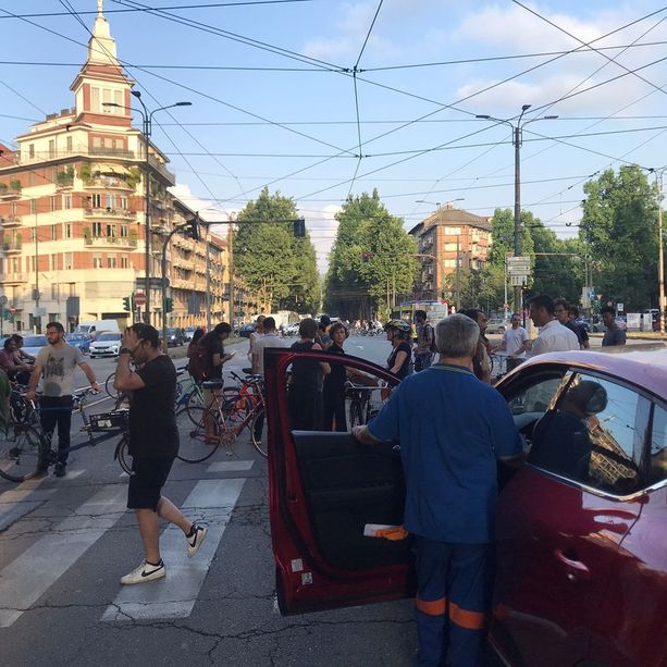 Protesta per il 33enne ucciso, Rondó Rivella bloccato dai ciclisti: tensione con gli automobilisti [FOTO]