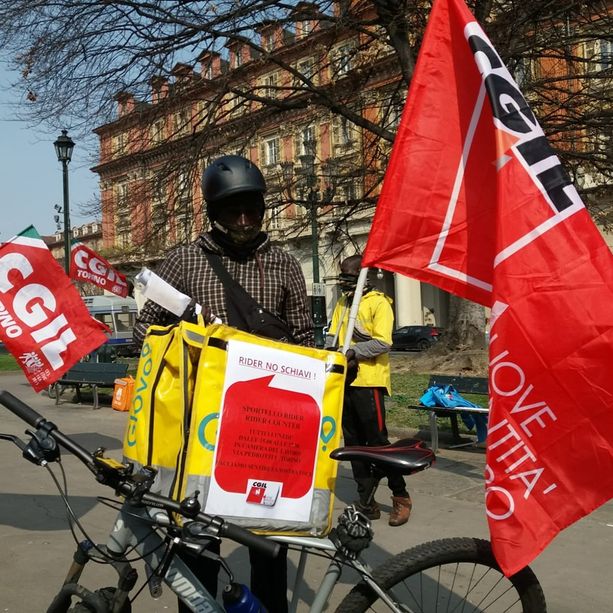 Rider in piazza Statuto: &quot;Vogliamo che il nostro reddito sia riconosciuto per il permesso di soggiorno&quot; [FOTO e VIDEO]