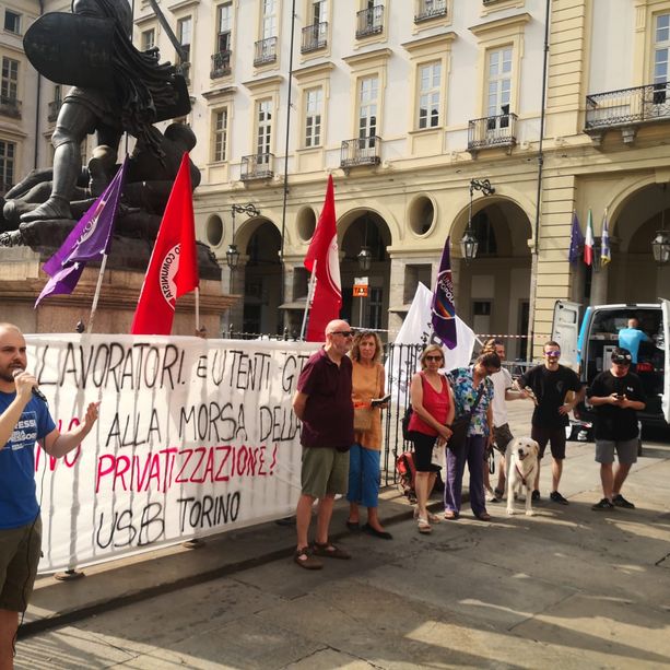 Torino, sciopero dei bus. La protesta davanti al Comune: &quot;Aumenti dei biglietti sulle spalle cittadini e lavoratori&quot; [FOTO]