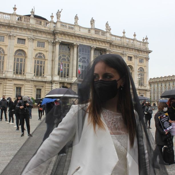 Matrimonio &quot;a lutto&quot; sotto le finestre della Regione: &quot;Dateci una data per ripartire&quot; [VIDEO]