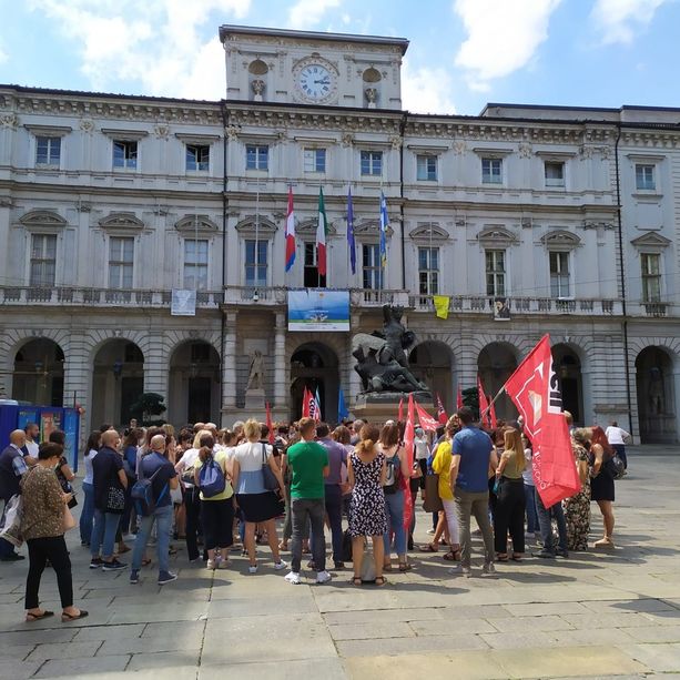 Sindacati in piazza contro il Comune: &quot;Dignità per i lavoratori e rinnovo dei contratti in scadenza&quot;