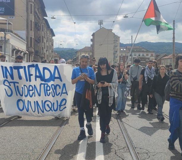 Università occupate: corteo degli studenti da Palazzo Nuovo al Politecnico, dove il rettore ha chiuso la sede [FOTO]