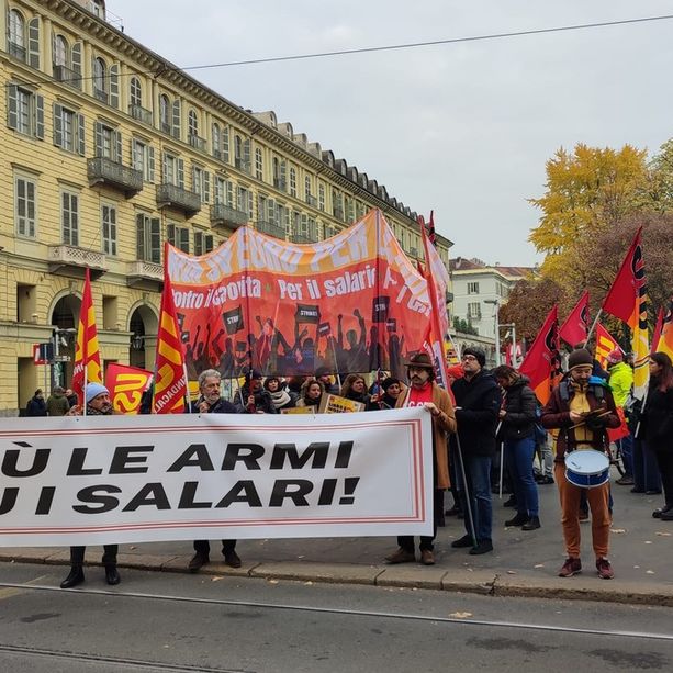 Studenti in strada per manifestare contro la guerra e contro il carovita: &quot;Uniti, siamo invincibili&quot; [FOTO]