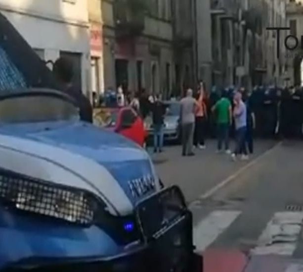 Protesta contro i due rettori al Festival dell'Economia: &quot;Vogliamo risposte&quot;. Ma la polizia blocca l'accesso [FOTO]