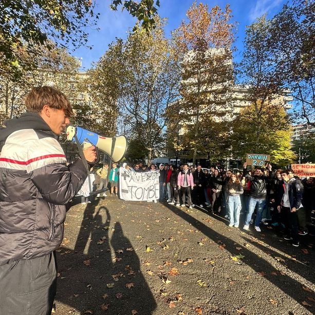 Majorana, studenti in rivolta contro la scuola che cade a pezzi: “Più manutenzione, meno tombe” [FOTO]